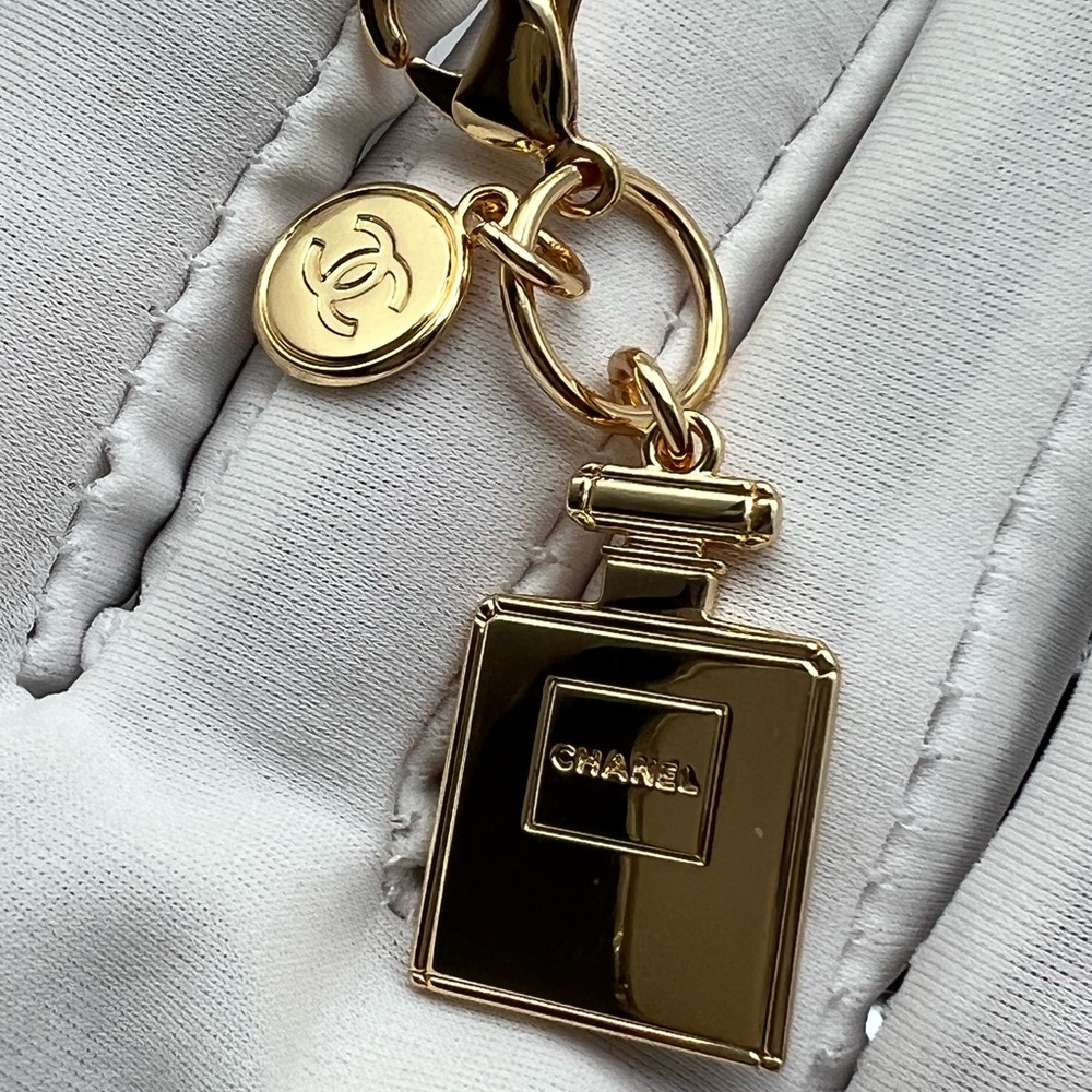 CHANEL Authentic 2023 NOVELTY HOLIDAY
No*5 PERFUME BOTTLE & CHANEL CHARM - Picture 8 of 17
